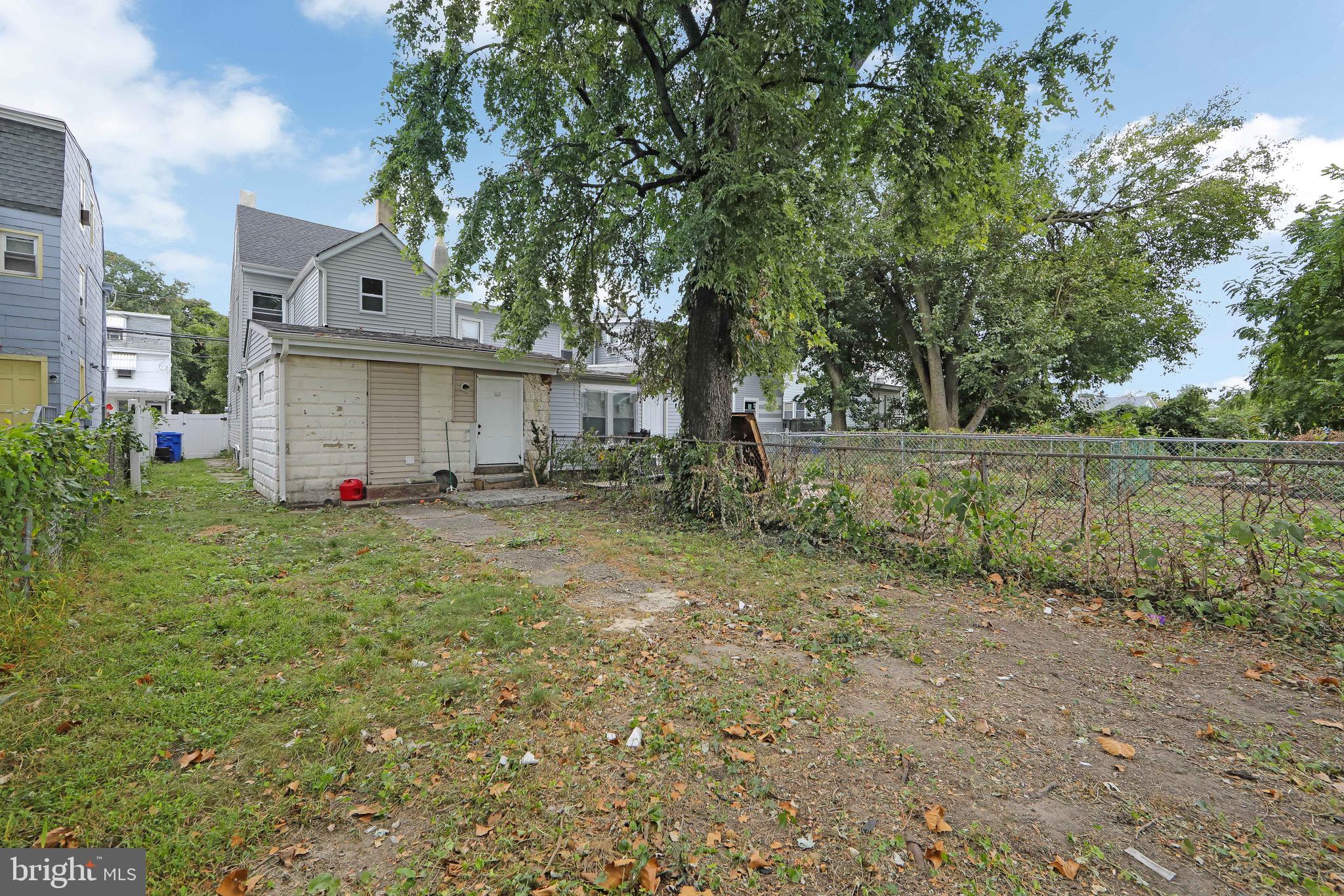 133 East Federal Street Burlington, NJ 08016 - Photo 40 of 43 a front view of a house with garden