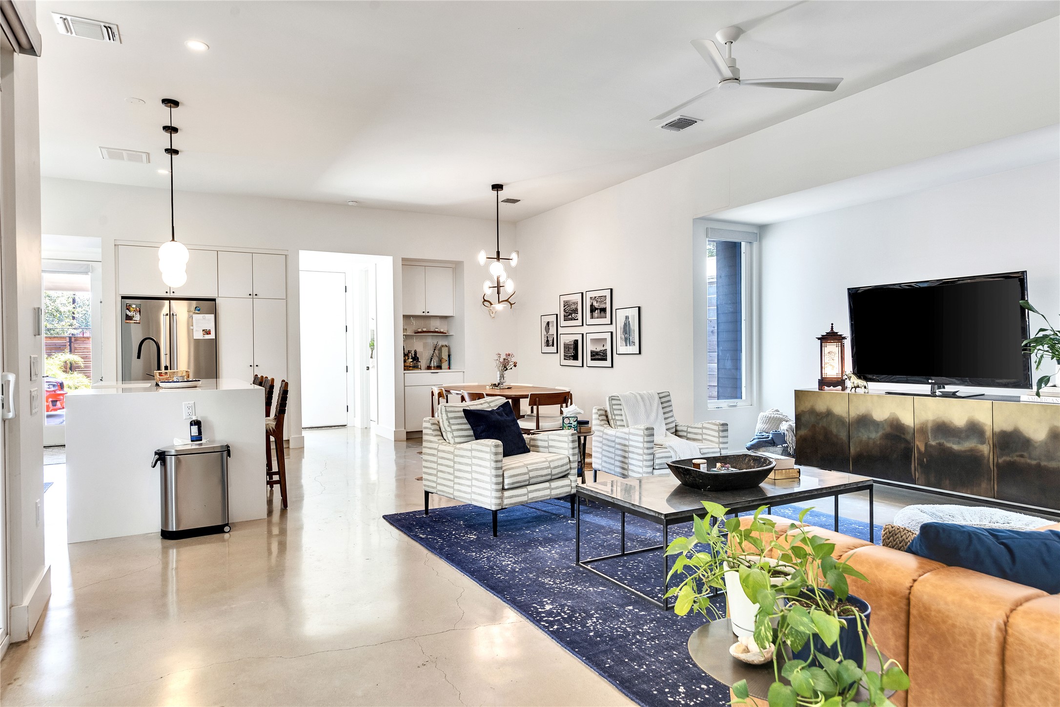 506 Powell Circle Austin, TX 78704 - Photo 22 of 39 a living room with furniture and a flat screen tv