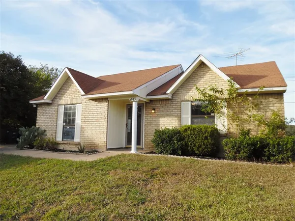 a view of a house with garden and yard