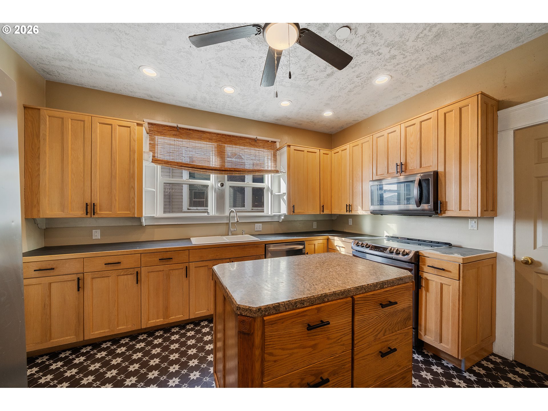 2205 5th Street Tillamook, OR 97141 - Photo 13 of 28