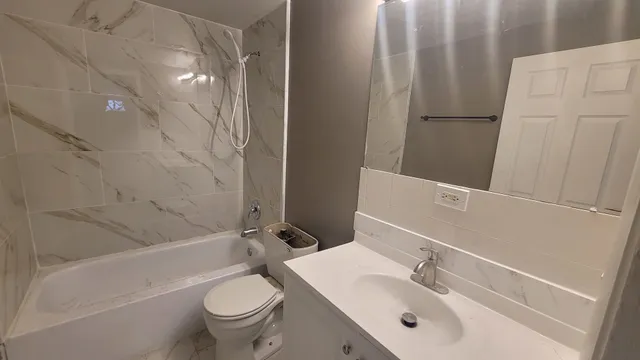 $2,095 | 1304 Yarmouth Court, Unit 1304, Schaumburg, IL 60193