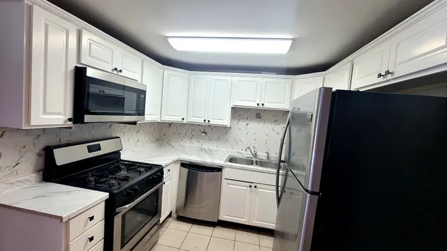 $2,095 | 1304 Yarmouth Court, Unit 1304, Schaumburg, IL 60193