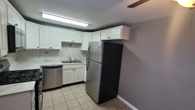 $2,095 | 1304 Yarmouth Court, Unit 1304, Schaumburg, IL 60193
