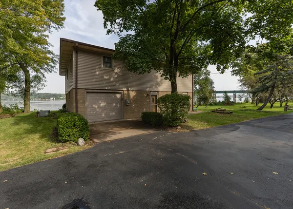 $400,000 | 18223 Rte 84 North, East Moline, IL 61244