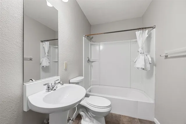 $2,300 | 2200 West Rosedale Street South, Unit B, Fort Worth, TX 76110