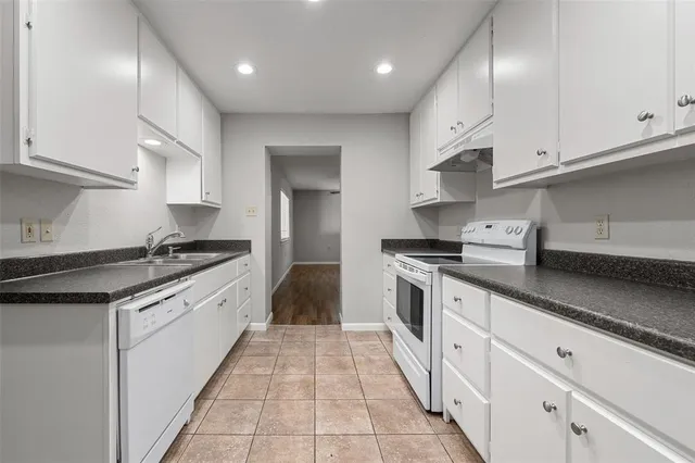 $2,300 | 2200 West Rosedale Street South, Unit B, Fort Worth, TX 76110