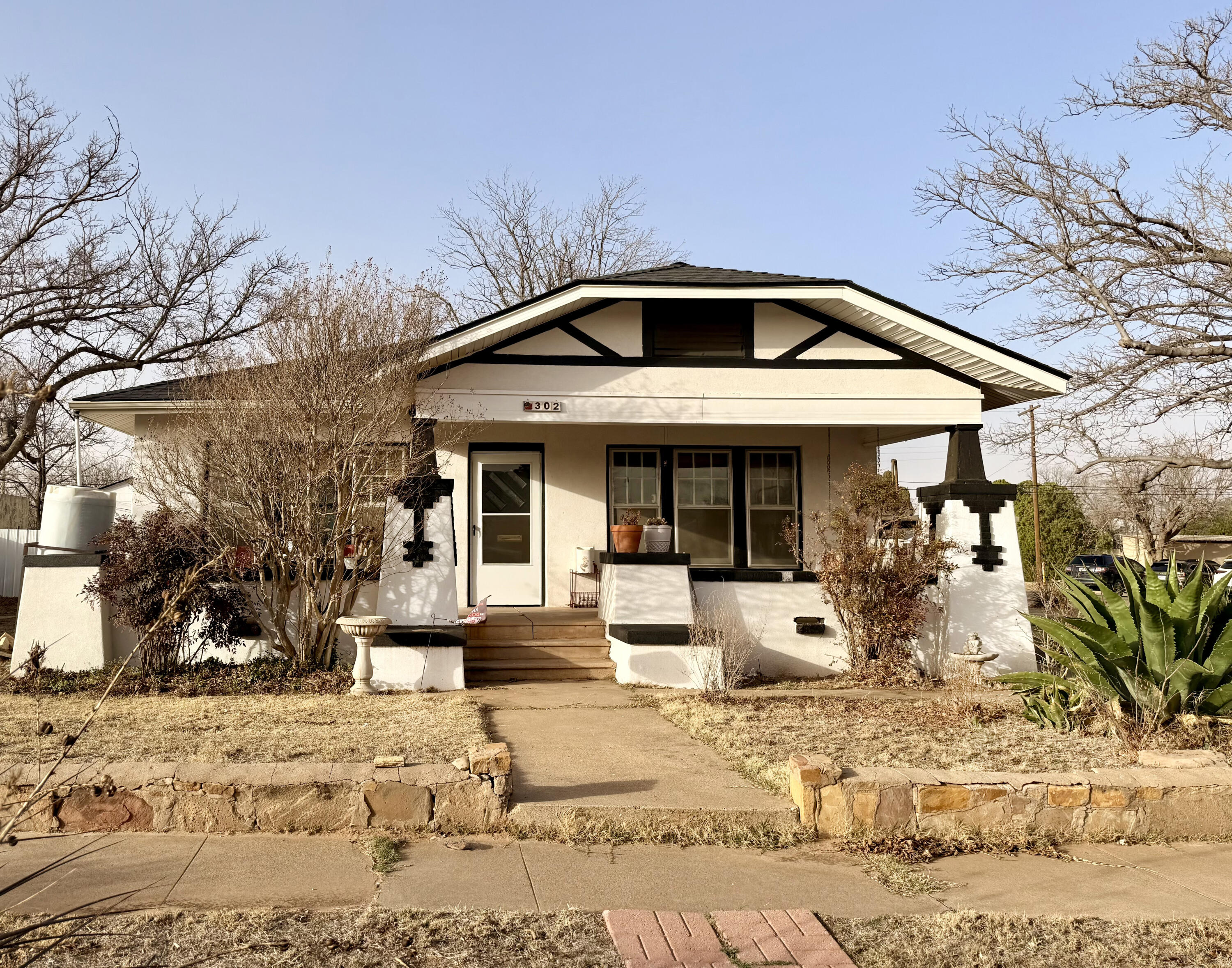 302 West 10th Street Post, TX 79356 - Photo 2 of 30 a front view of a house with snow on side of road