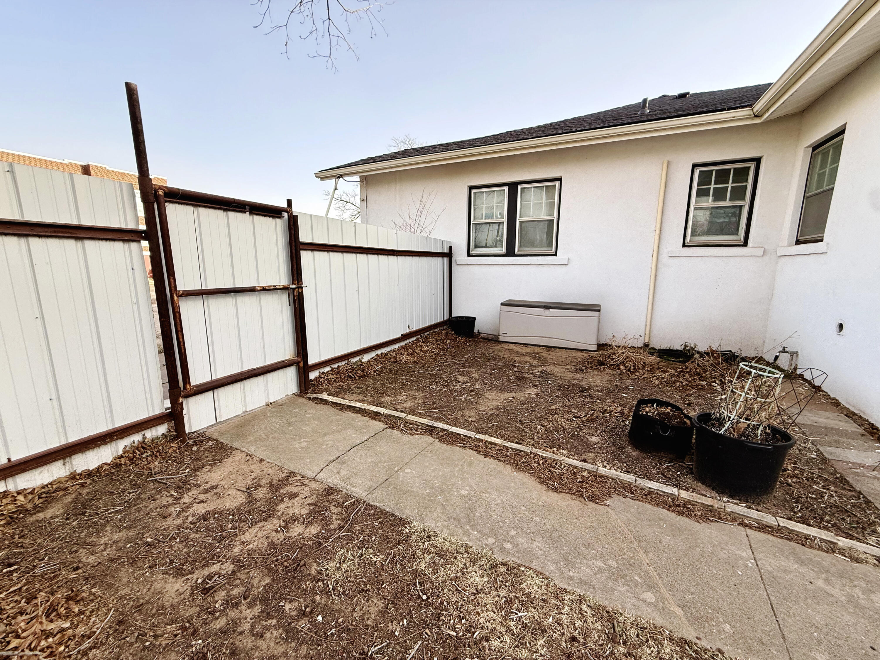 302 West 10th Street Post, TX 79356 - Photo 29 of 30 a bedroom with a bed and a window