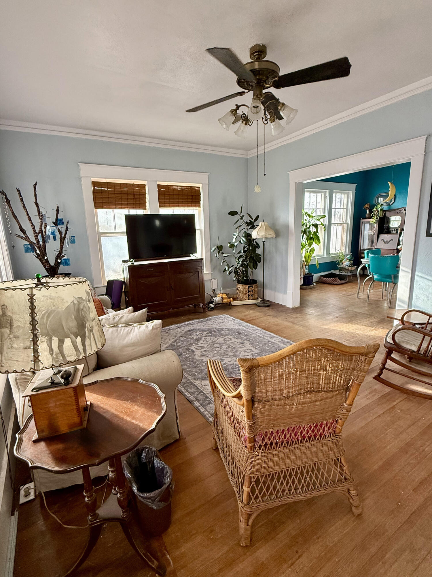 302 West 10th Street Post, TX 79356 - Photo 5 of 30 a living room with patio furniture and a flat screen tv