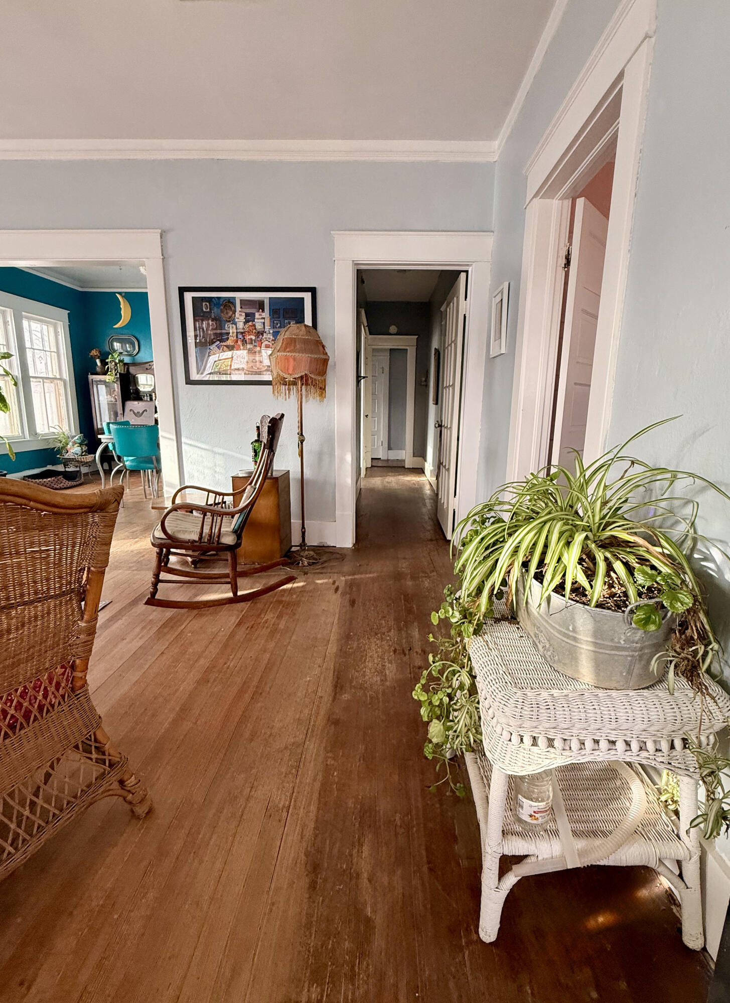 302 West 10th Street Post, TX 79356 - Photo 6 of 30 a living room with furniture and a potted plant
