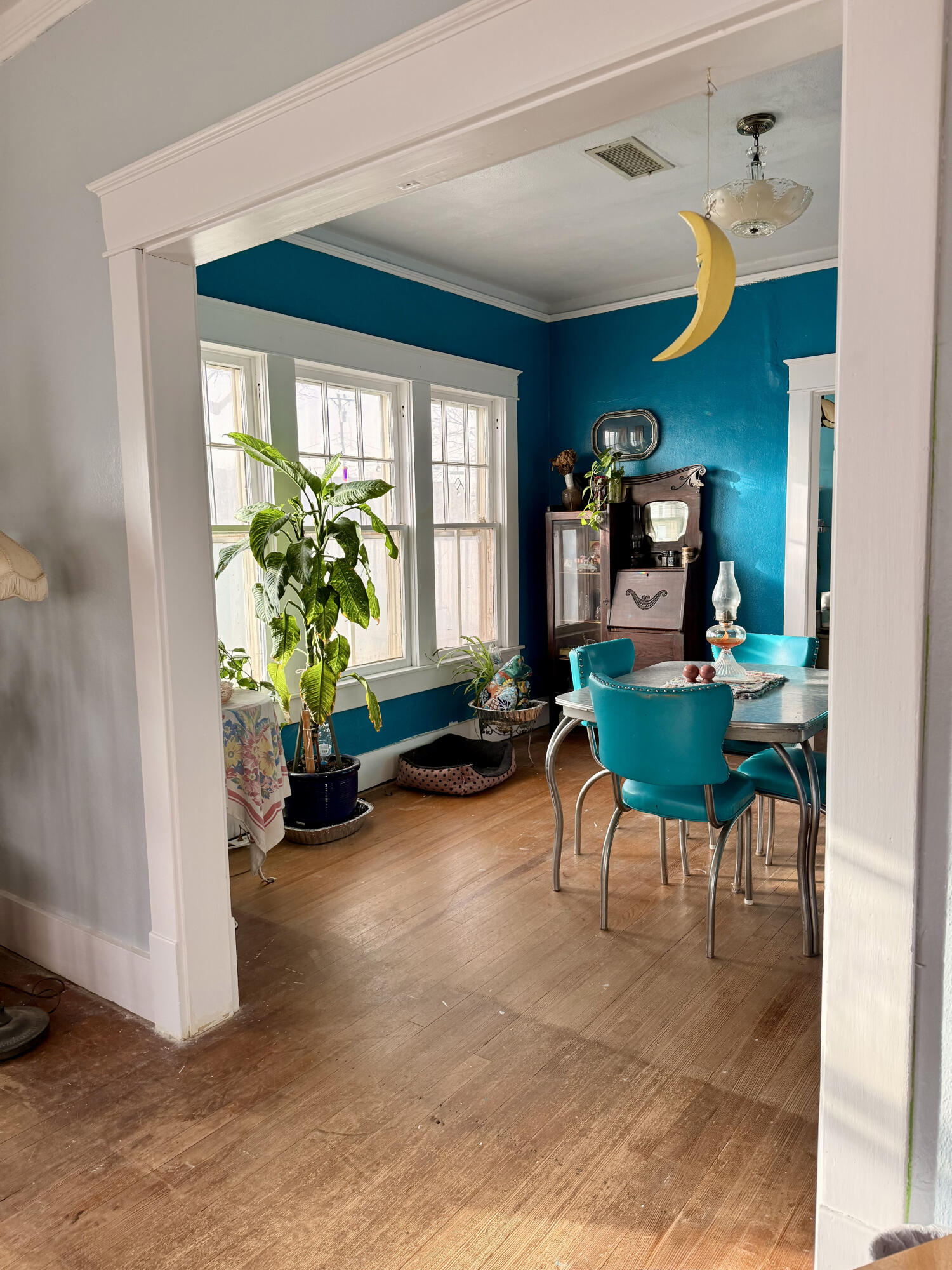 302 West 10th Street Post, TX 79356 - Photo 7 of 32 a dining room with furniture and a potted plant