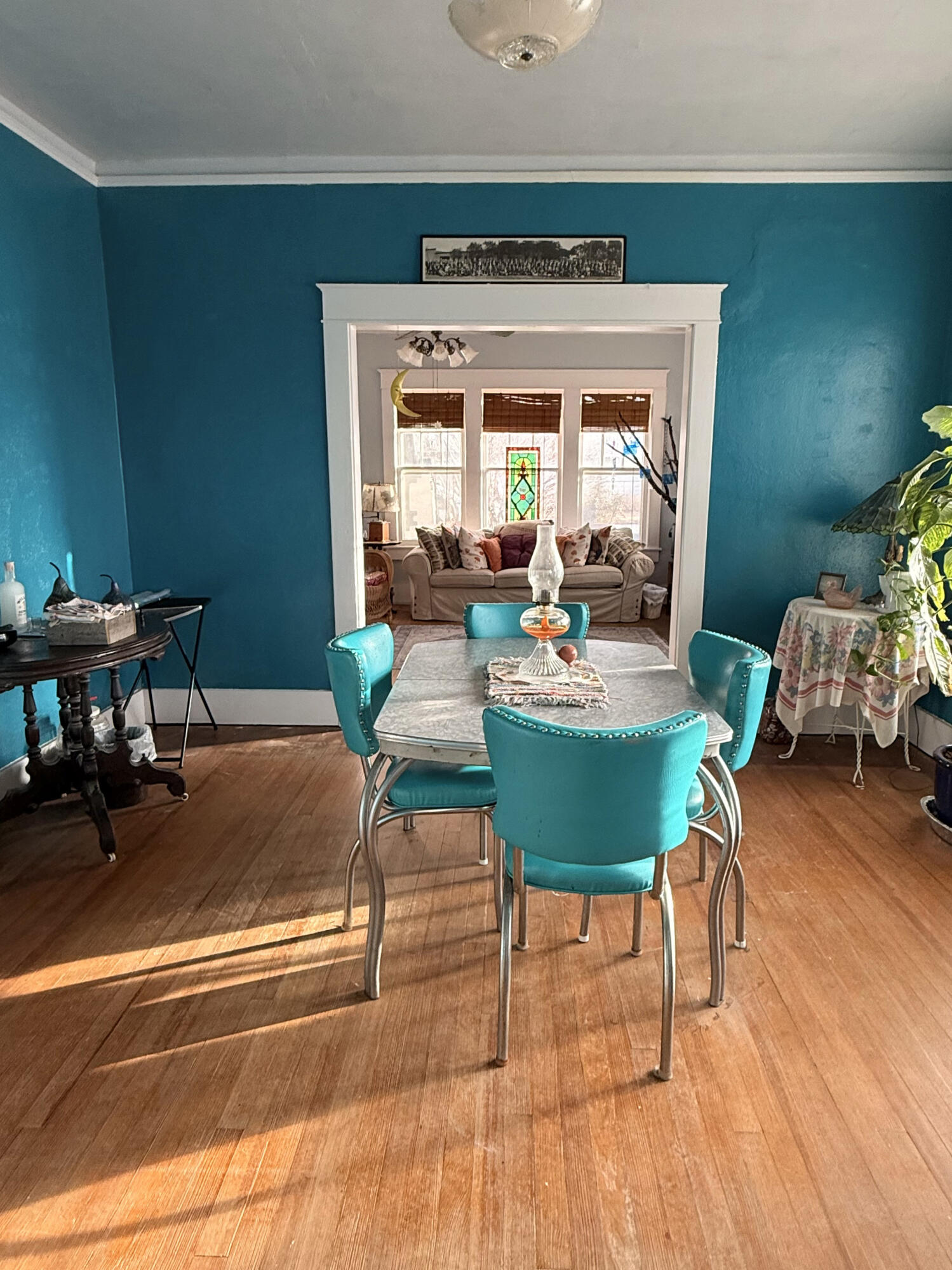 302 West 10th Street Post, TX 79356 - Photo 9 of 30 a living room with furniture and a large window