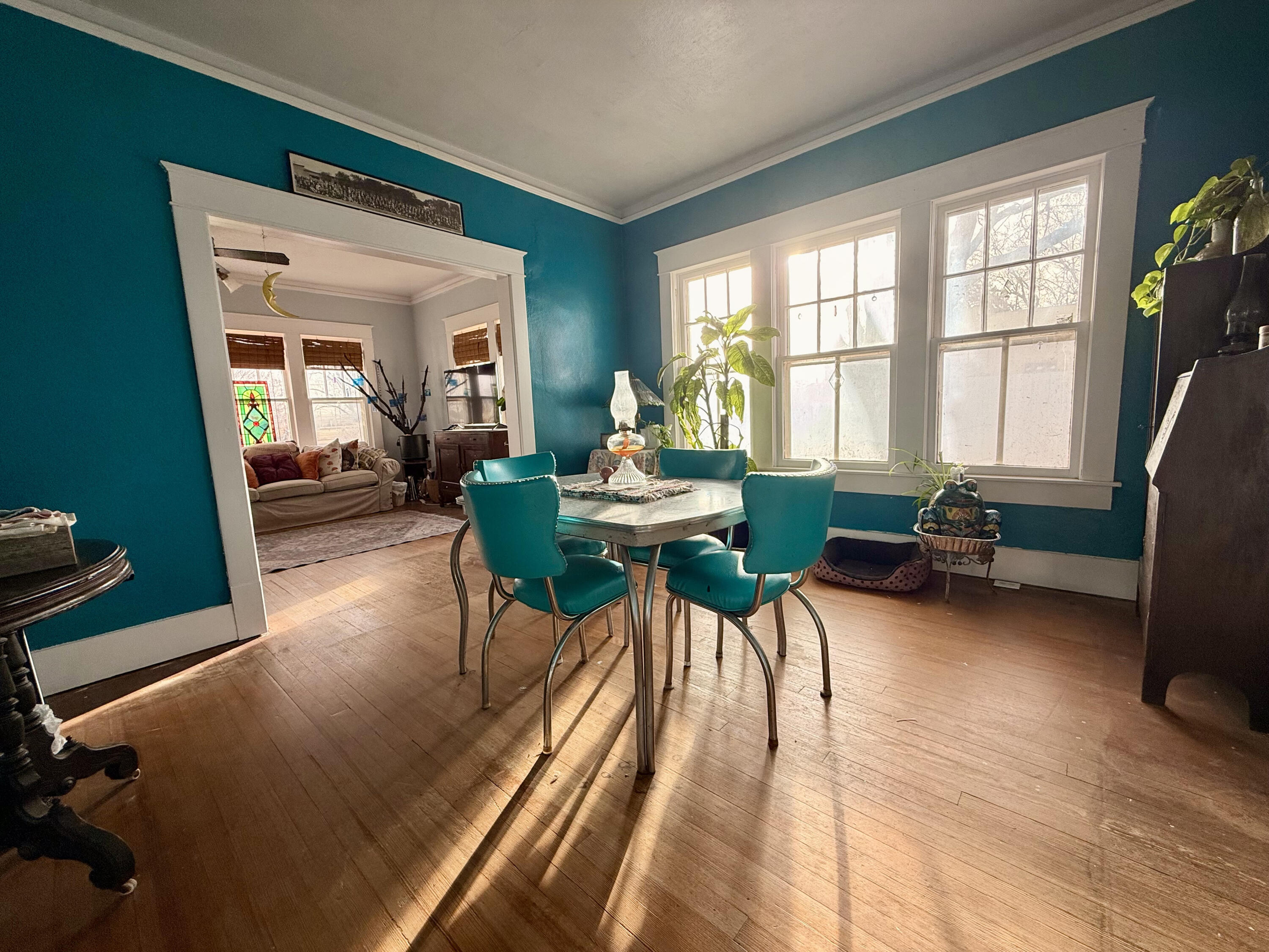 302 West 10th Street Post, TX 79356 - Photo 10 of 30 a living room with furniture and a large window