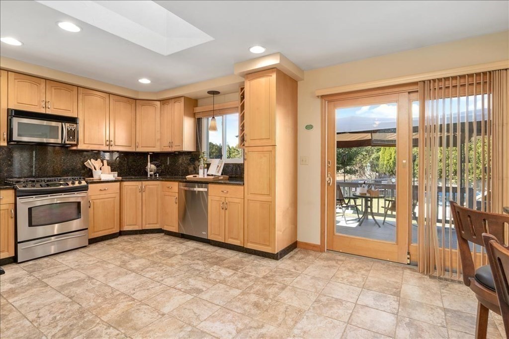 147 Woodpecker Road Stoughton, MA 02072 - Photo 5 of 42 Gallery Image 5