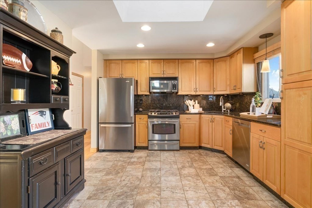 147 Woodpecker Road Stoughton, MA 02072 - Photo 6 of 42 Gallery Image 6