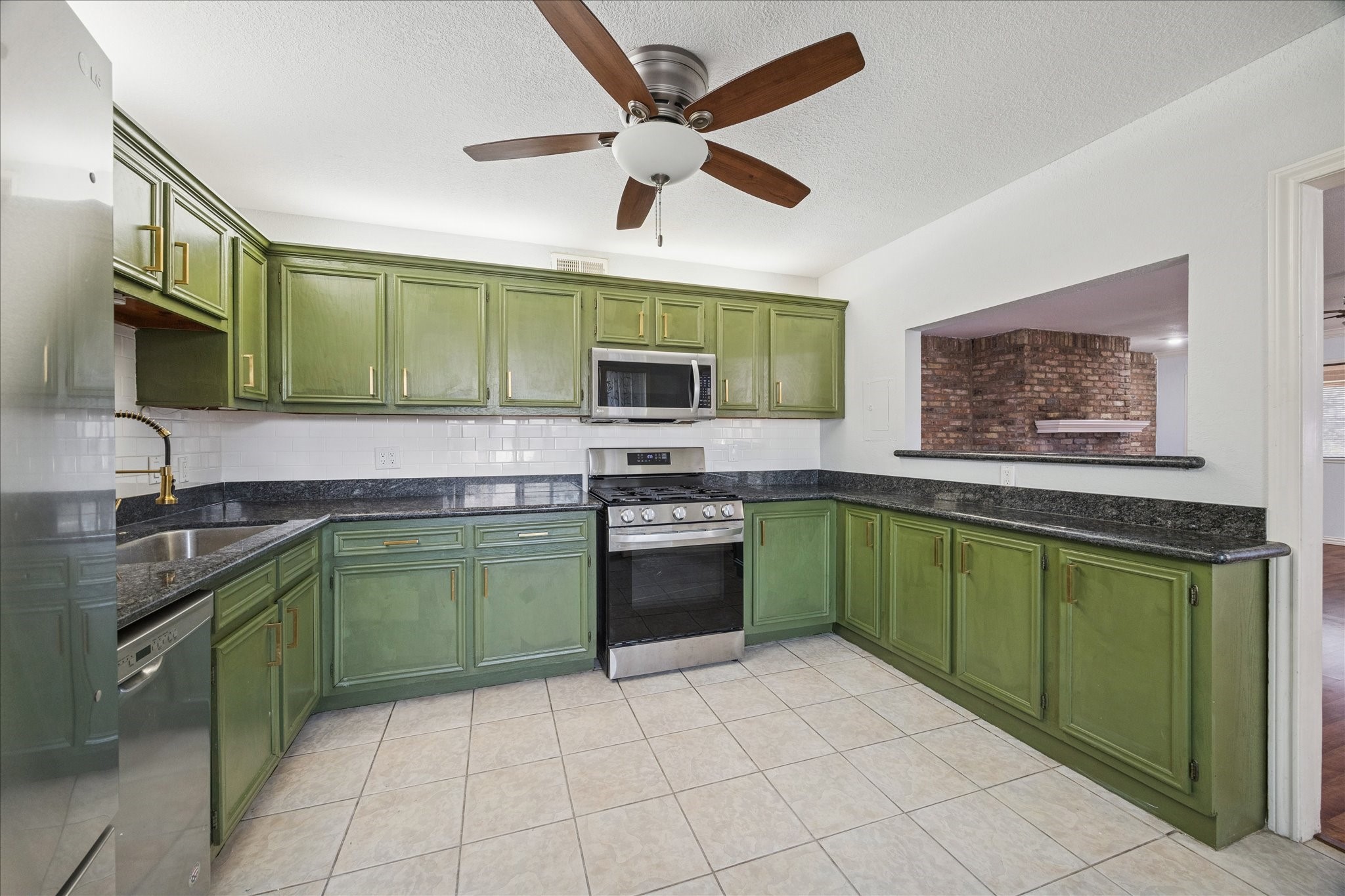 6304 Crab Orchard Road, Unit 6304 Houston, TX 77057 - Photo 6 of 23 Ceiling fan conveniently located in the kitchen and bar overlooking the living room makes for entertaining a breeze.