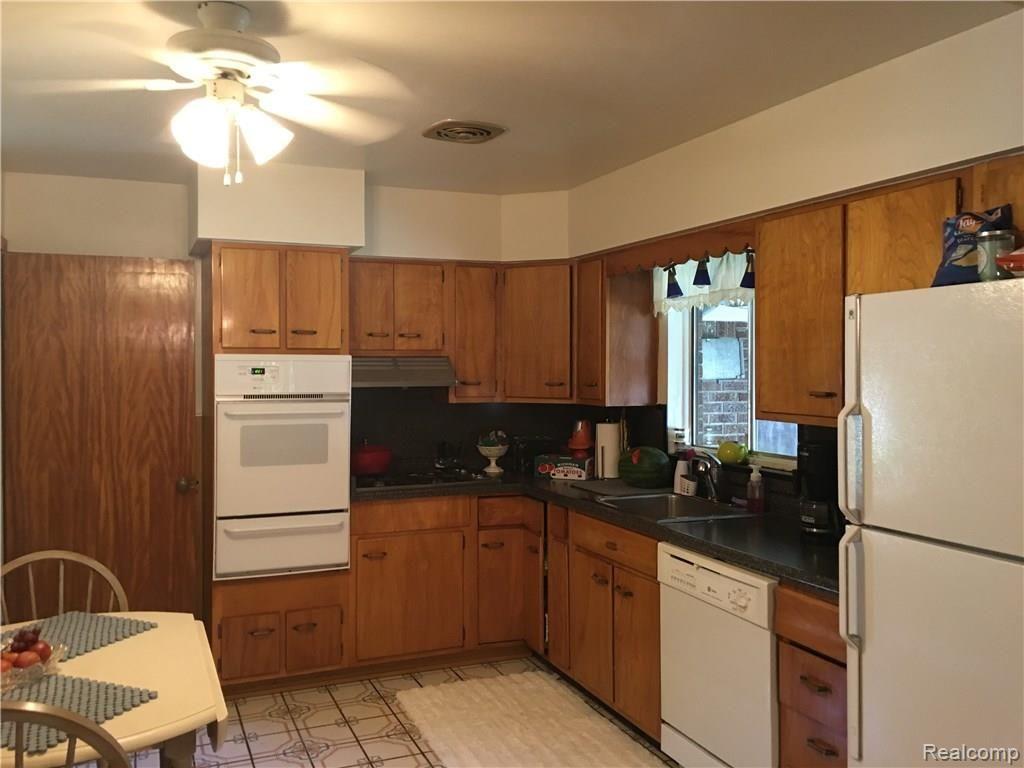 13111 Rosedale Street Southgate, MI 48195 - Photo 26 of 30 IMG_2901.JPG