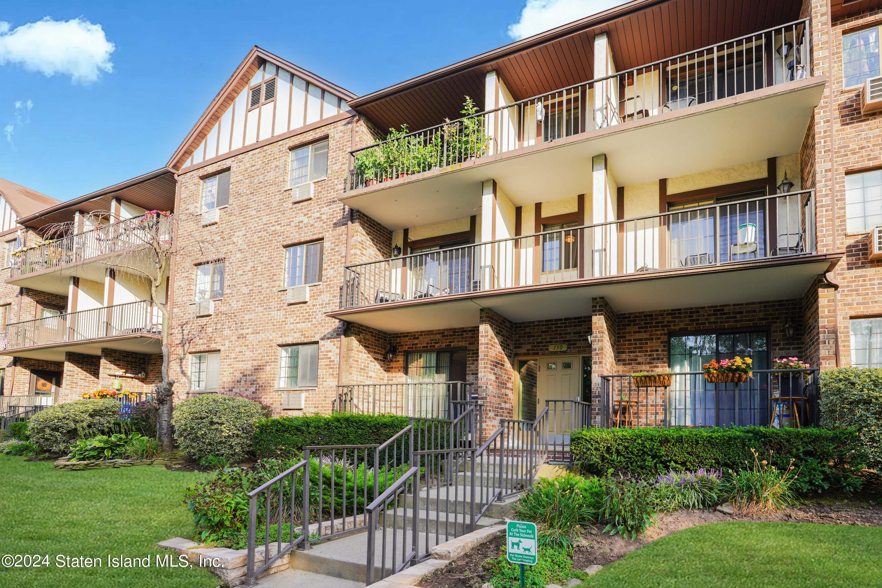 130 Devon Loop, Unit 1 Staten Island, NY 10314 - Photo 2 of 23 Photo Sep 18 2024, 4 57 25 AM