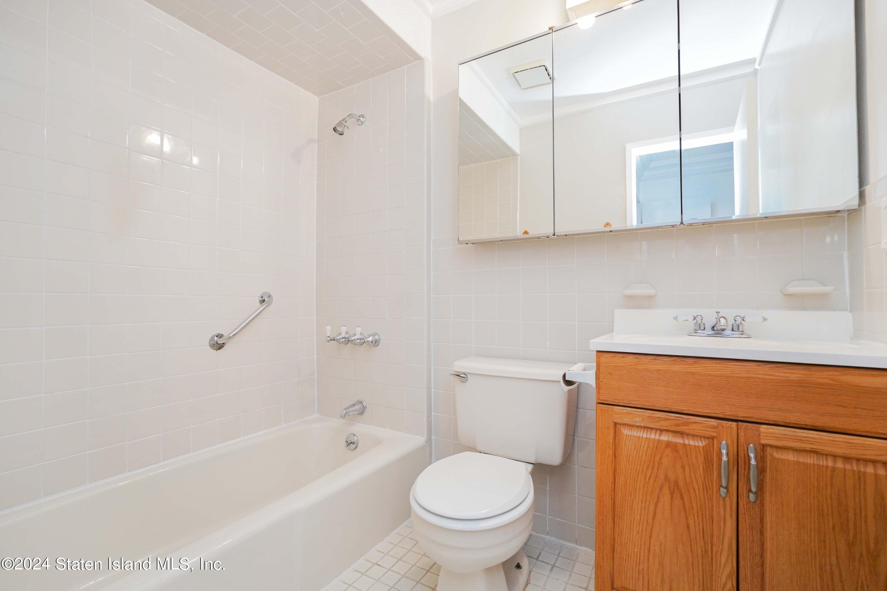 130 Devon Loop, Unit 1 Staten Island, NY 10314 - Photo 10 of 23 Photo Sep 18 2024, 4 59 34 AM