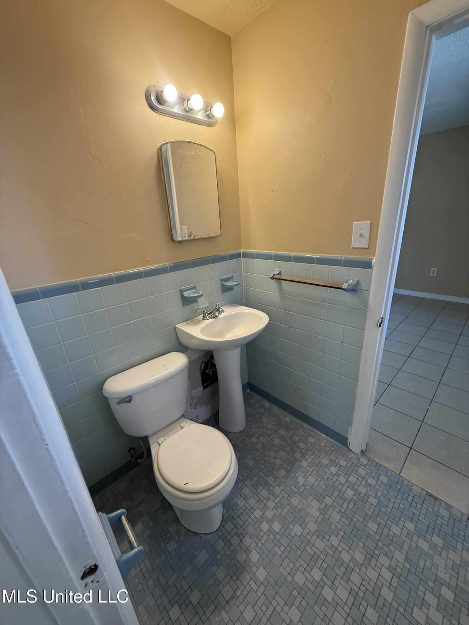 2801 Woodlawn Avenue Moss Point, MS 39563 - Photo 12 of 25 IMG_9375