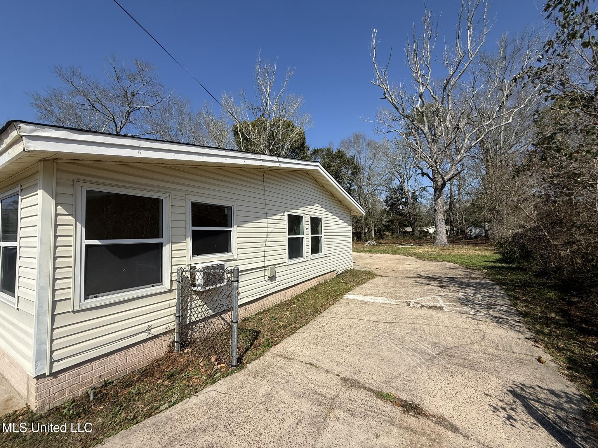 2801 Woodlawn Avenue Moss Point, MS 39563 - Photo 4 of 25 IMG_9389