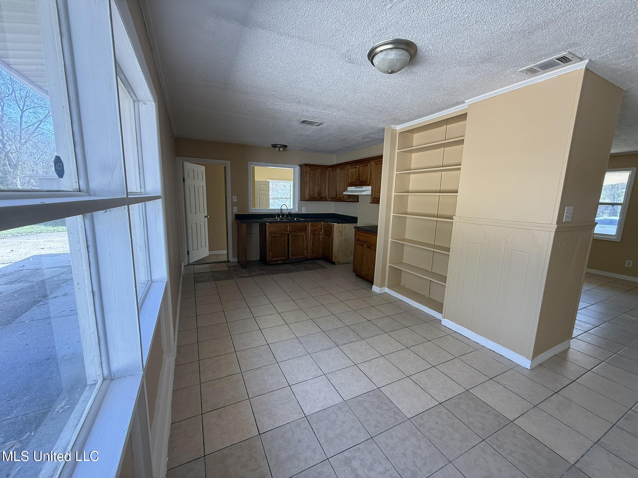 2801 Woodlawn Avenue Moss Point, MS 39563 - Photo 9 of 25 IMG_9372