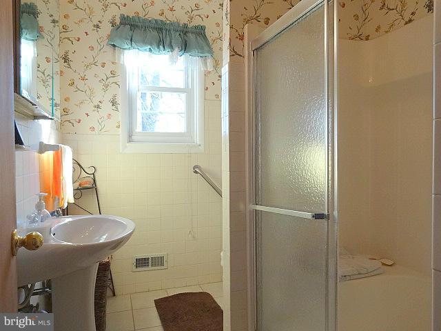 329 Hickory Point Road Pasadena, MD 21122 - Photo 15 of 30 Full Bath on Main Level