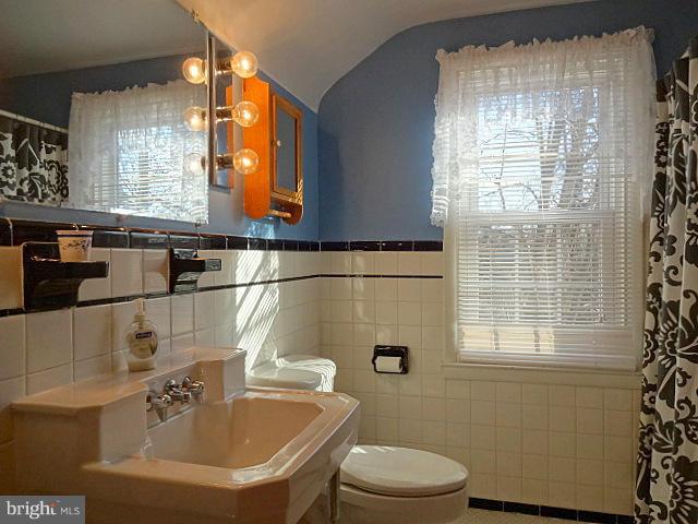 329 Hickory Point Road Pasadena, MD 21122 - Photo 18 of 30 Full Hall Bath on Upper Level