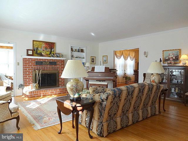 329 Hickory Point Road Pasadena, MD 21122 - Photo 4 of 30 Living Room
