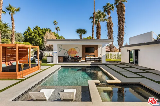 a view of a backyard