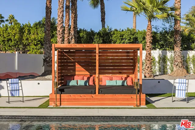 a view of an outdoor space