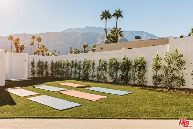 a view of entryway with a front door