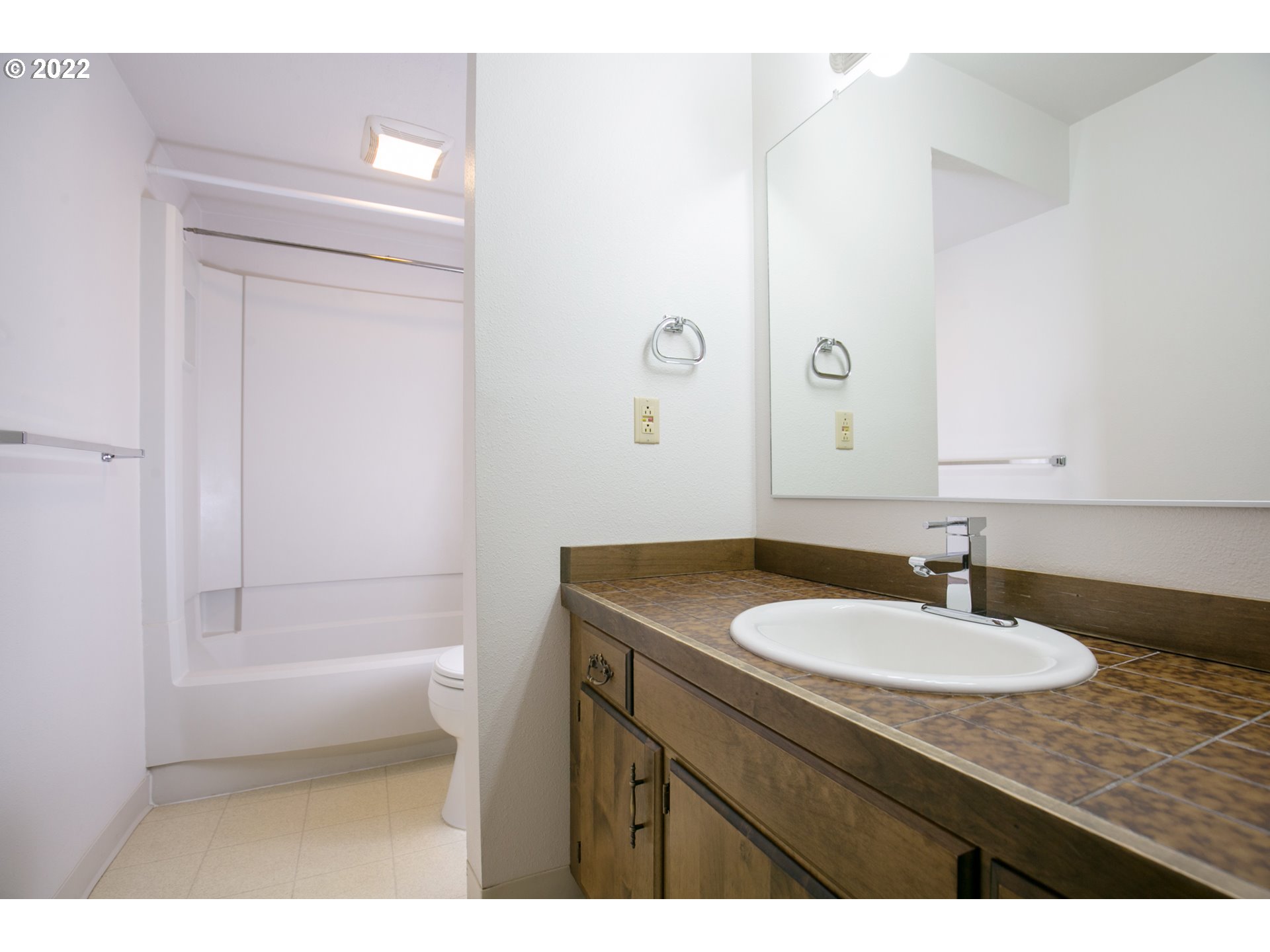 4582 Southwest Comus Place, Unit 7D Portland, OR 97219 - Photo 17 of 31 Gallery Image 17