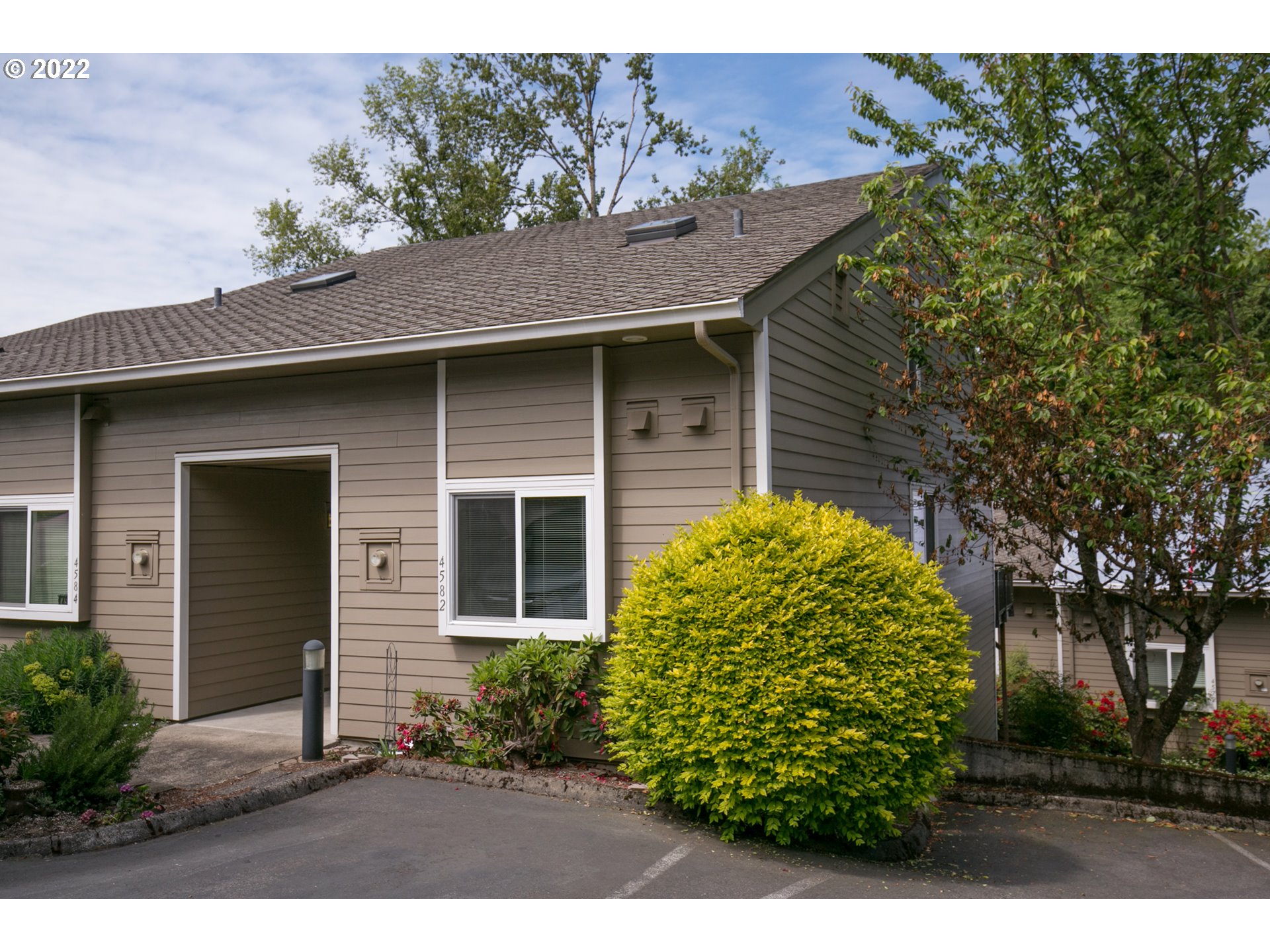 4582 Southwest Comus Place, Unit 7D Portland, OR 97219 - Photo 2 of 31 Gallery Image 2