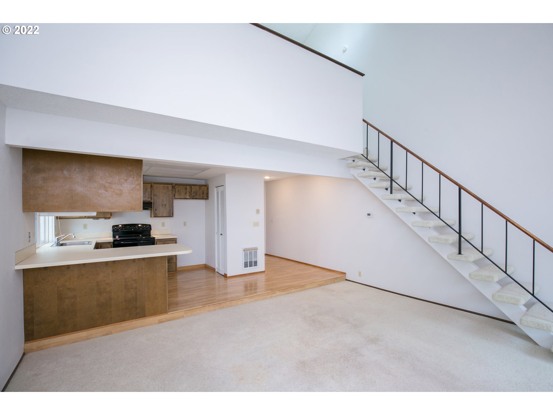 4582 Southwest Comus Place, Unit 7D Portland, OR 97219 - Photo 6 of 31 Gallery Image 6