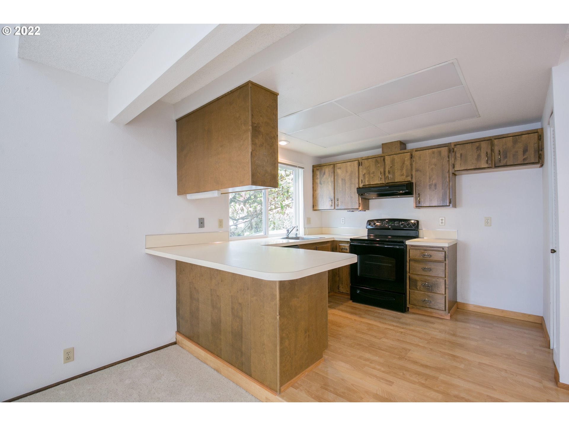 4582 Southwest Comus Place, Unit 7D Portland, OR 97219 - Photo 7 of 31 Gallery Image 7