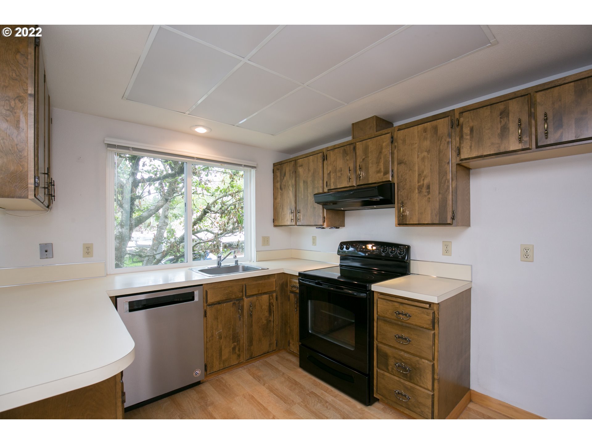 4582 Southwest Comus Place, Unit 7D Portland, OR 97219 - Photo 8 of 31 Gallery Image 8