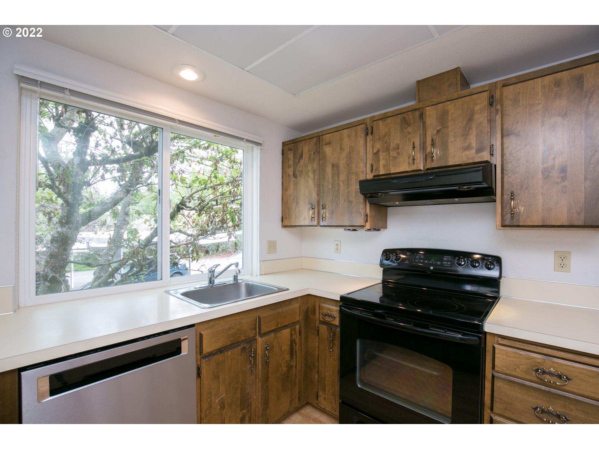 4582 Southwest Comus Place, Unit 7D Portland, OR 97219 - Photo 9 of 31 Gallery Image 9
