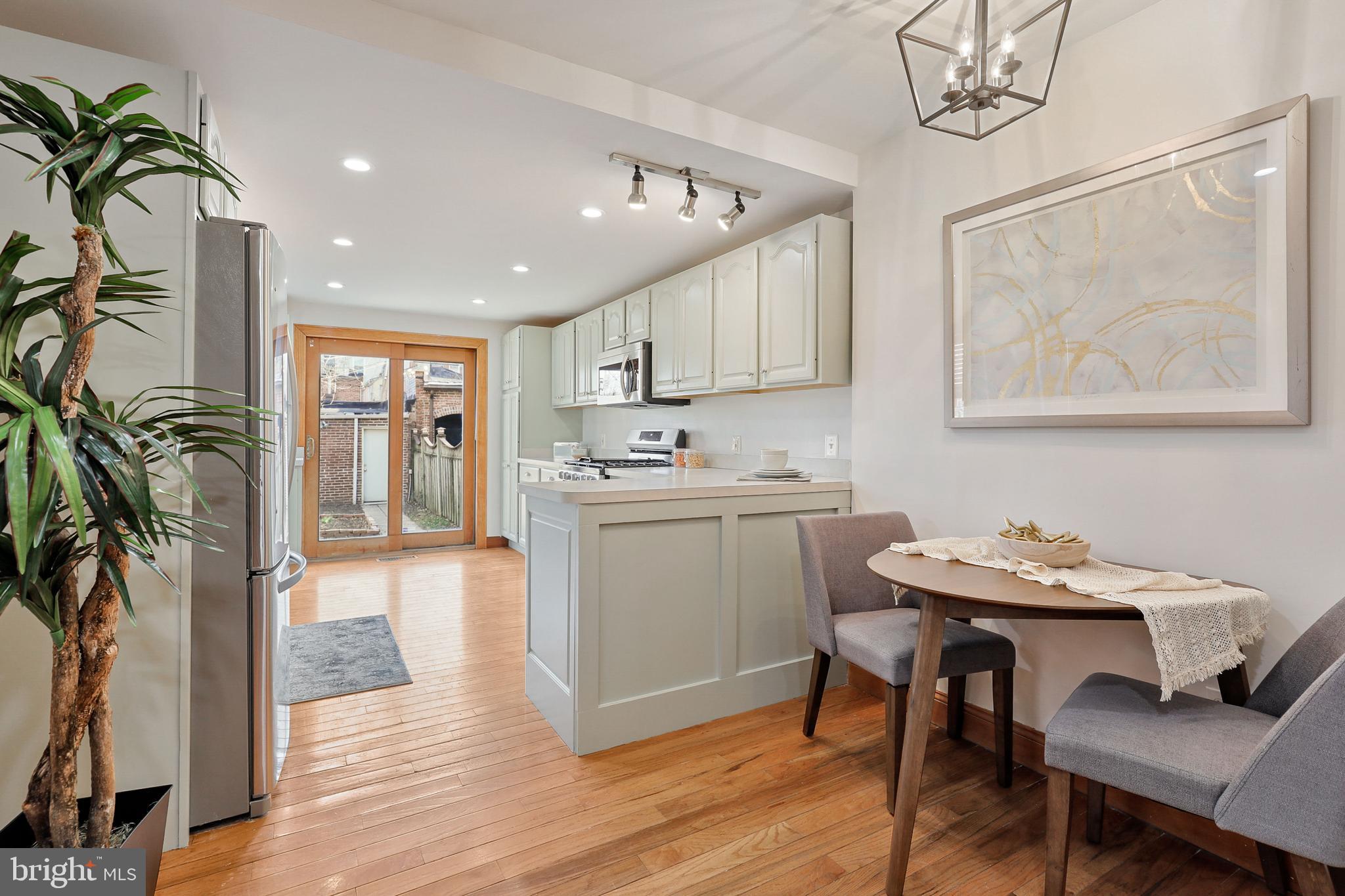 809 Hollins Street Baltimore, MD 21201 - Photo 15 of 59 Renovated eat in kitchen