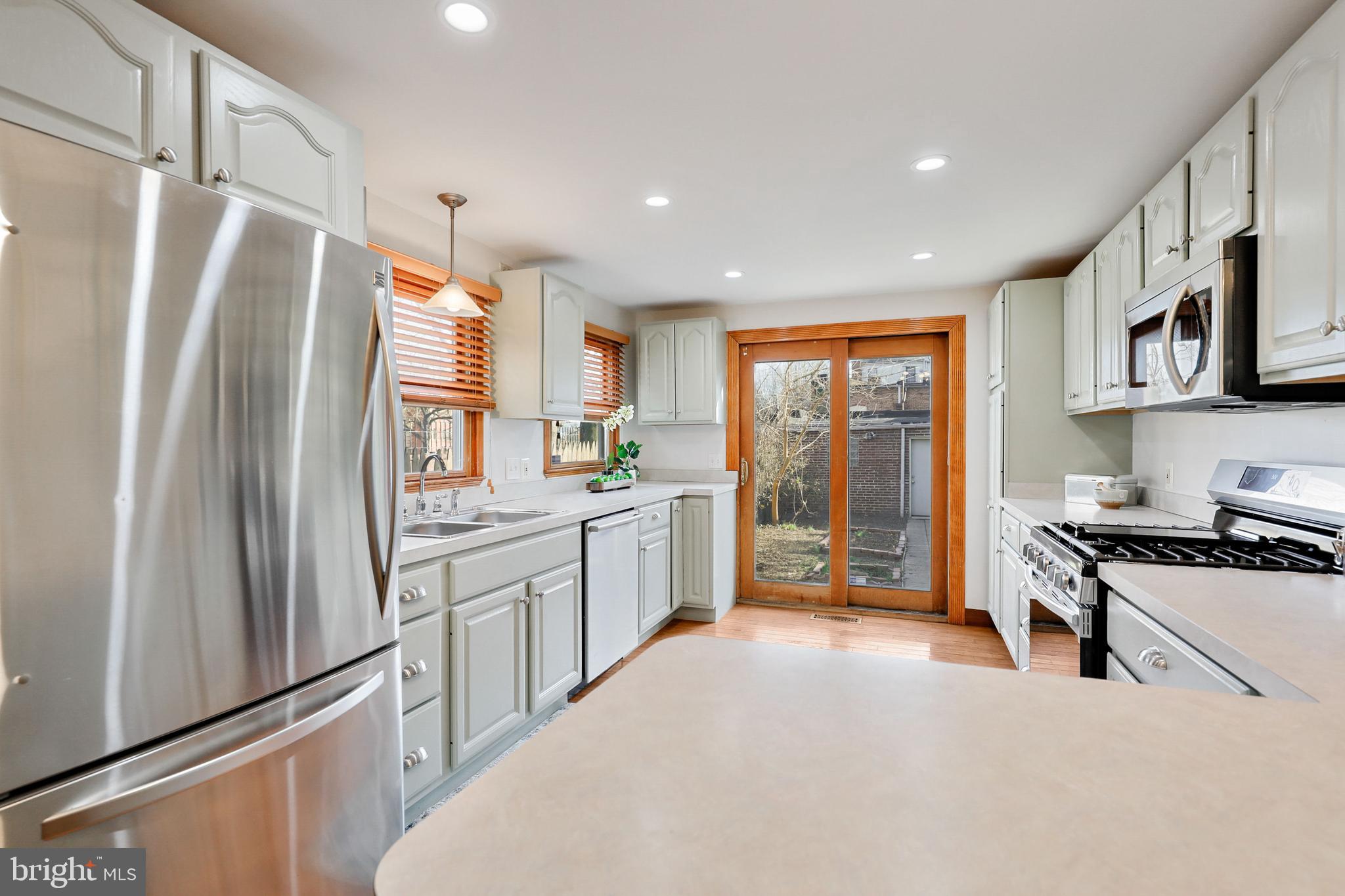 809 Hollins Street Baltimore, MD 21201 - Photo 19 of 59 New stainless steel appliances