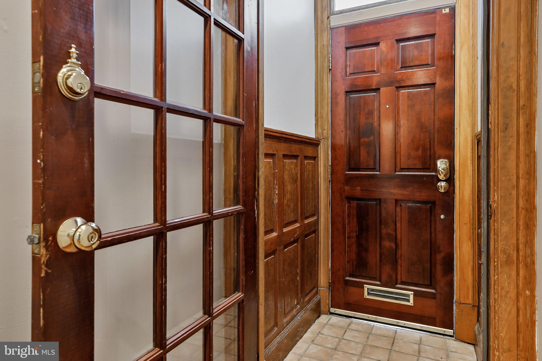 809 Hollins Street Baltimore, MD 21201 - Photo 4 of 59 Traditional row home breezeway