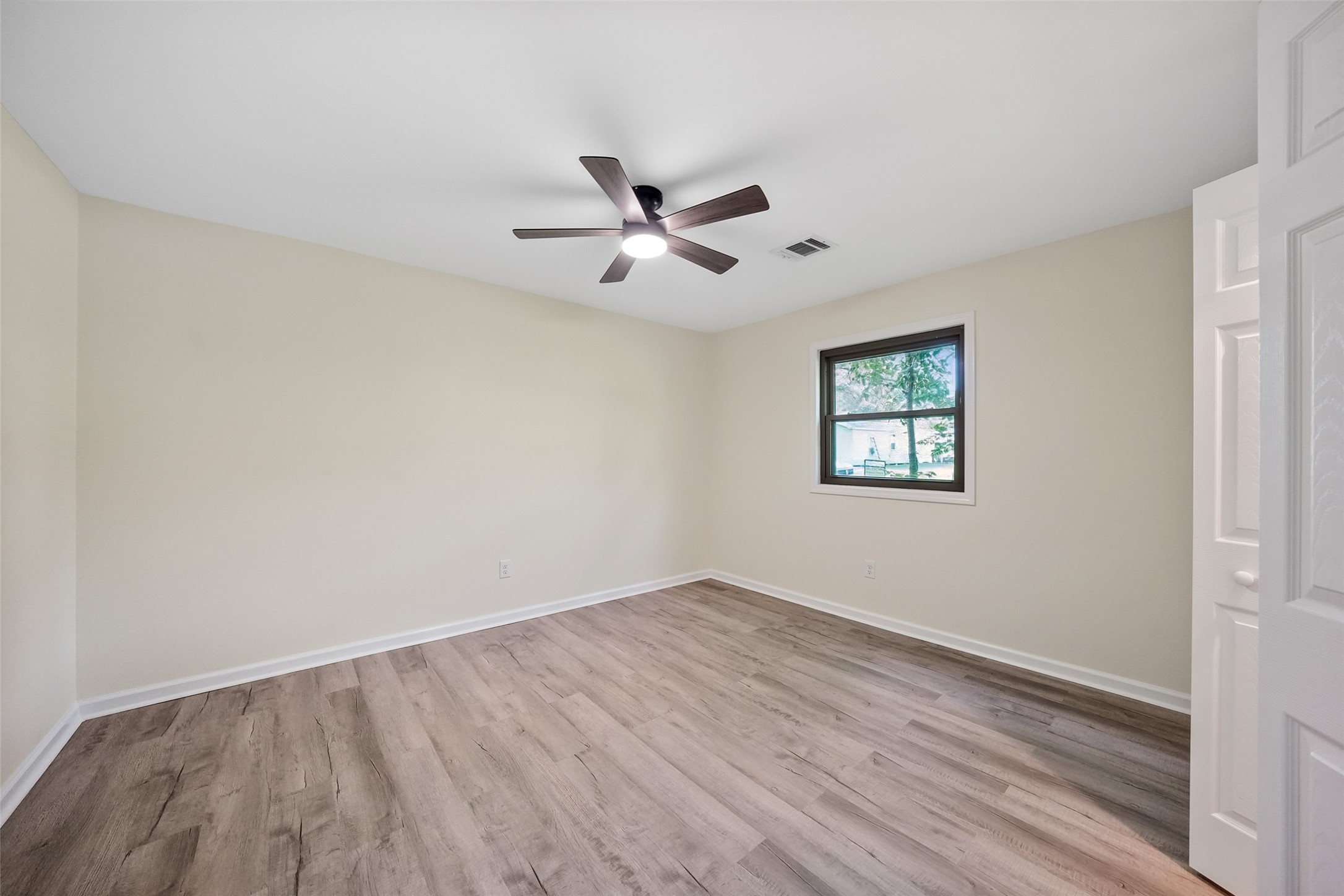 725 Lafayette Street Hempstead, TX 77445 - Photo 18 of 20 Third bedroom with updated flooring and natural light
