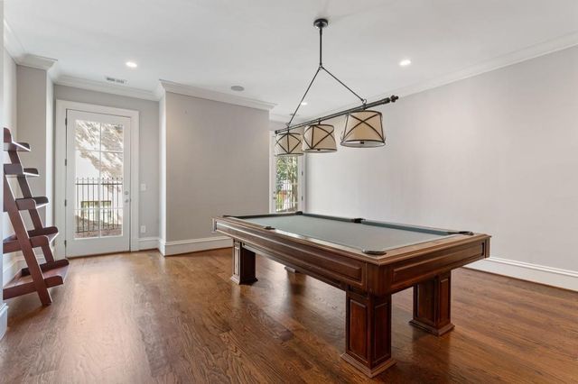 a view of a yard in front of house