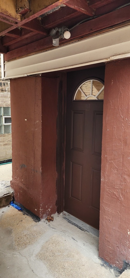 2802 South Lowe Avenue, Unit G Chicago, IL 60616 - Photo 3 of 11 a view of wooden door