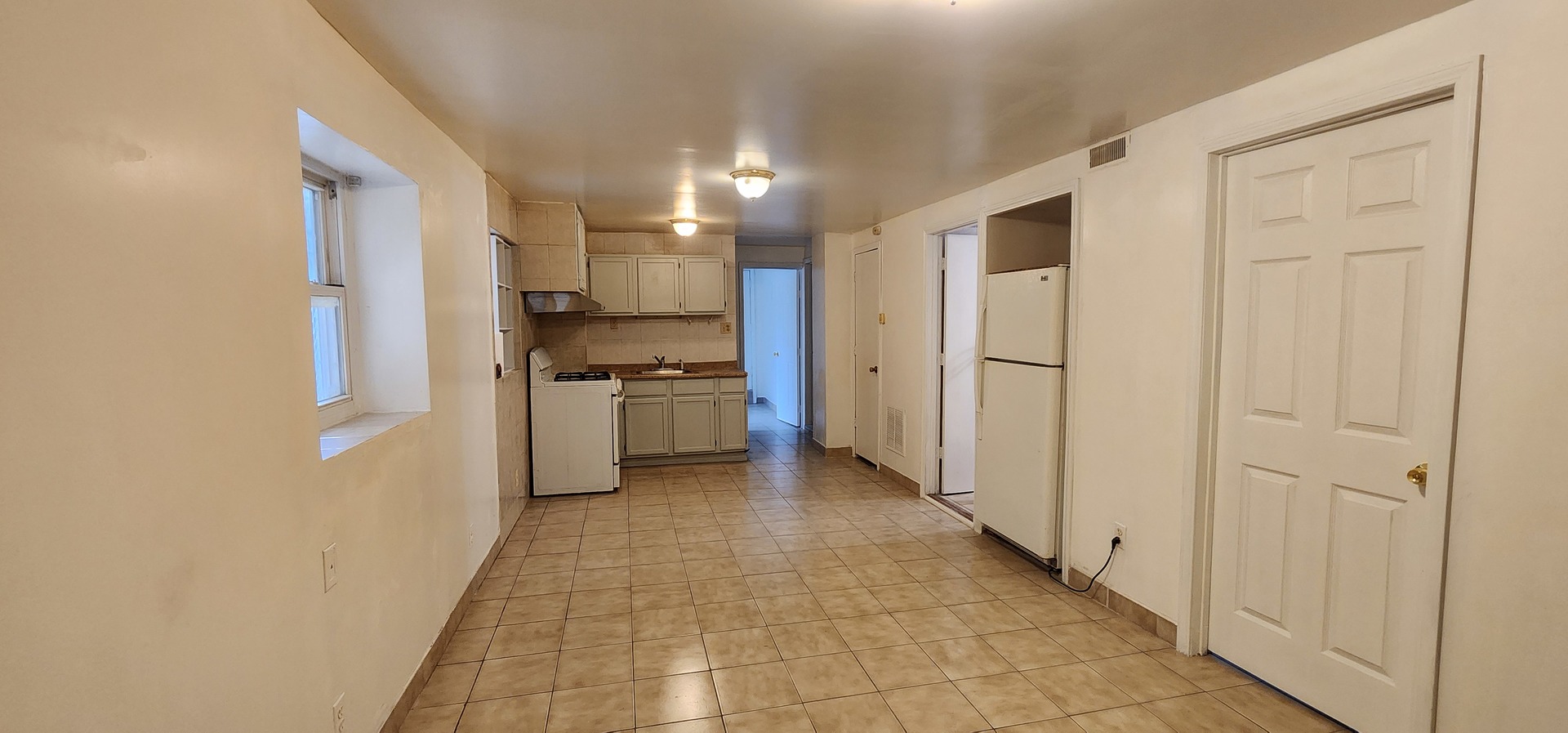 2802 South Lowe Avenue, Unit G Chicago, IL 60616 - Photo 5 of 11 a view of a kitchen with refrigerator and a stove