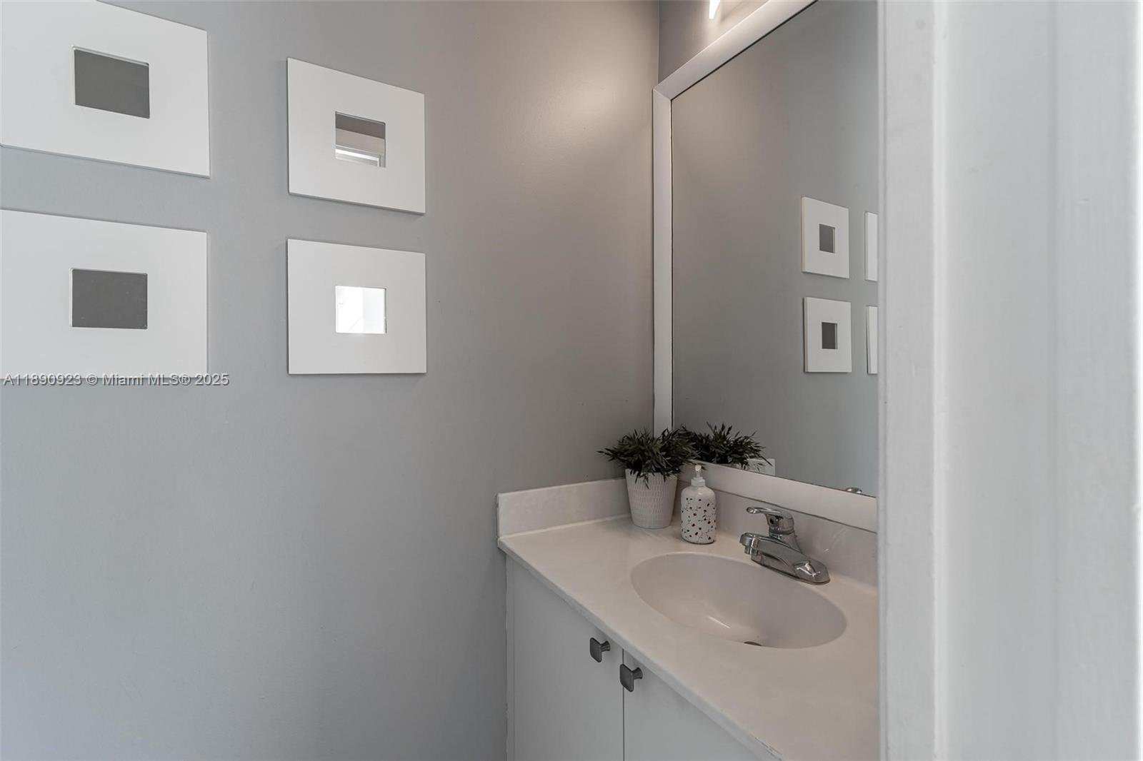 925 Briar Ridge Road Weston, FL 33327 - Photo 14 of 30 a bathroom with a sink and a mirror