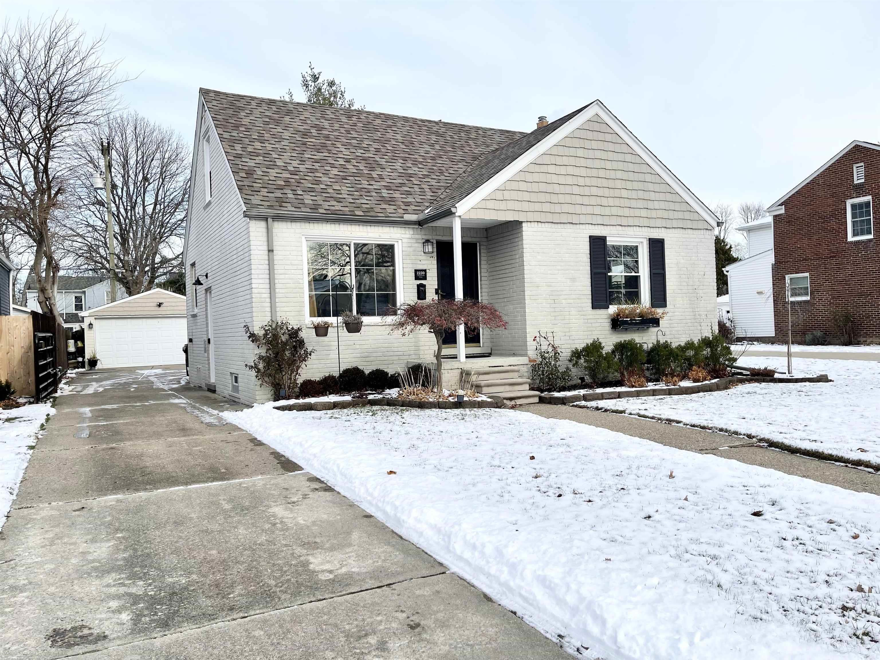 2230 Hawthorne Road Grosse Pointe, MI 48236 - Photo 1 of 30 50195691-ff4bffb9-8323-4ee9-bd50-184e26b746a1.JPG