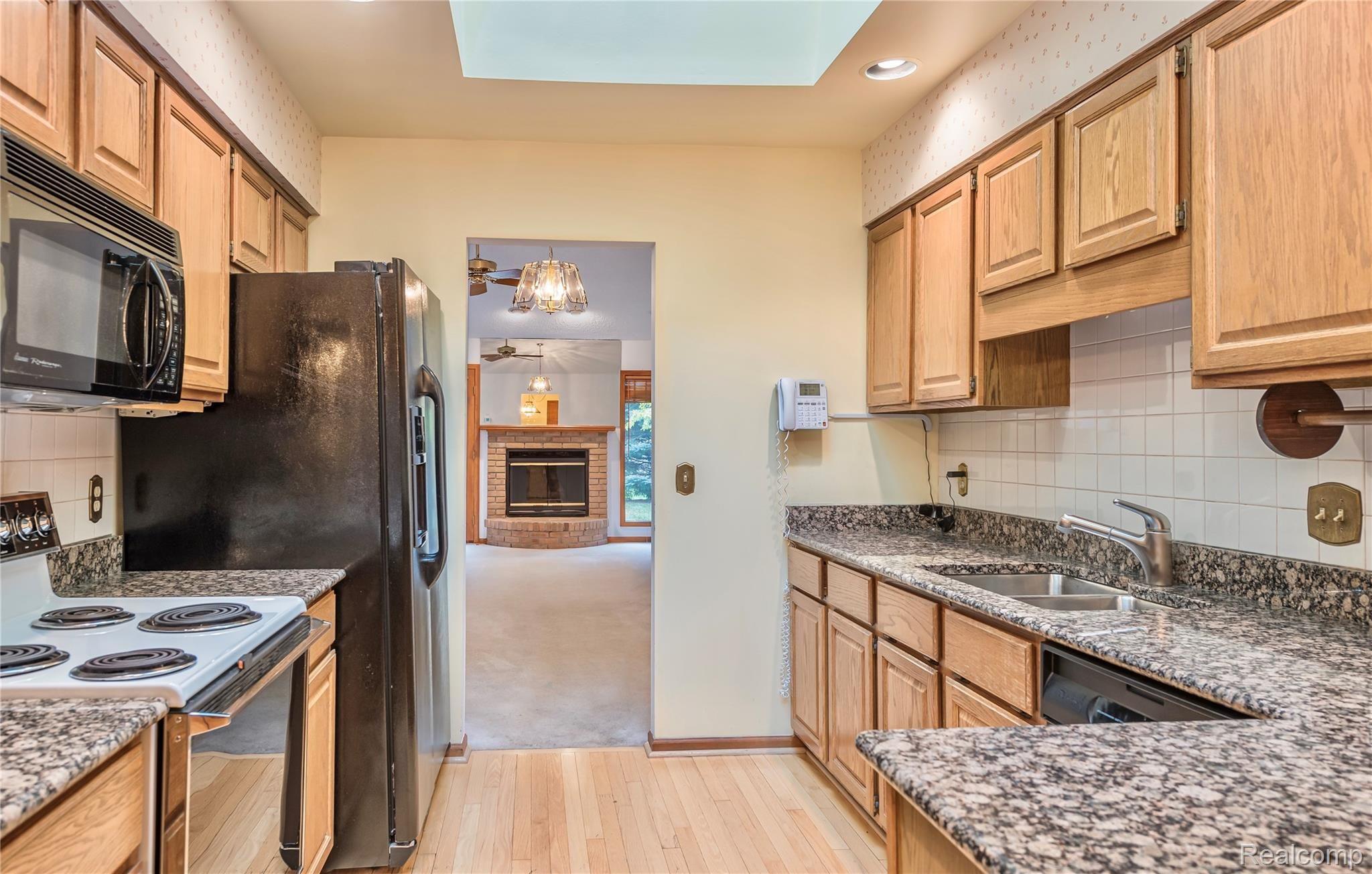 2199 London Bridge Drive Rochester, MI 48307 - Photo 4 of 18 Kitchen View 2