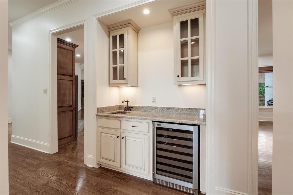 1185 Braystone Trail Collierville, TN 38017 - Photo 12 of 39 a spacious bathroom with a granite countertop sink and a mirror