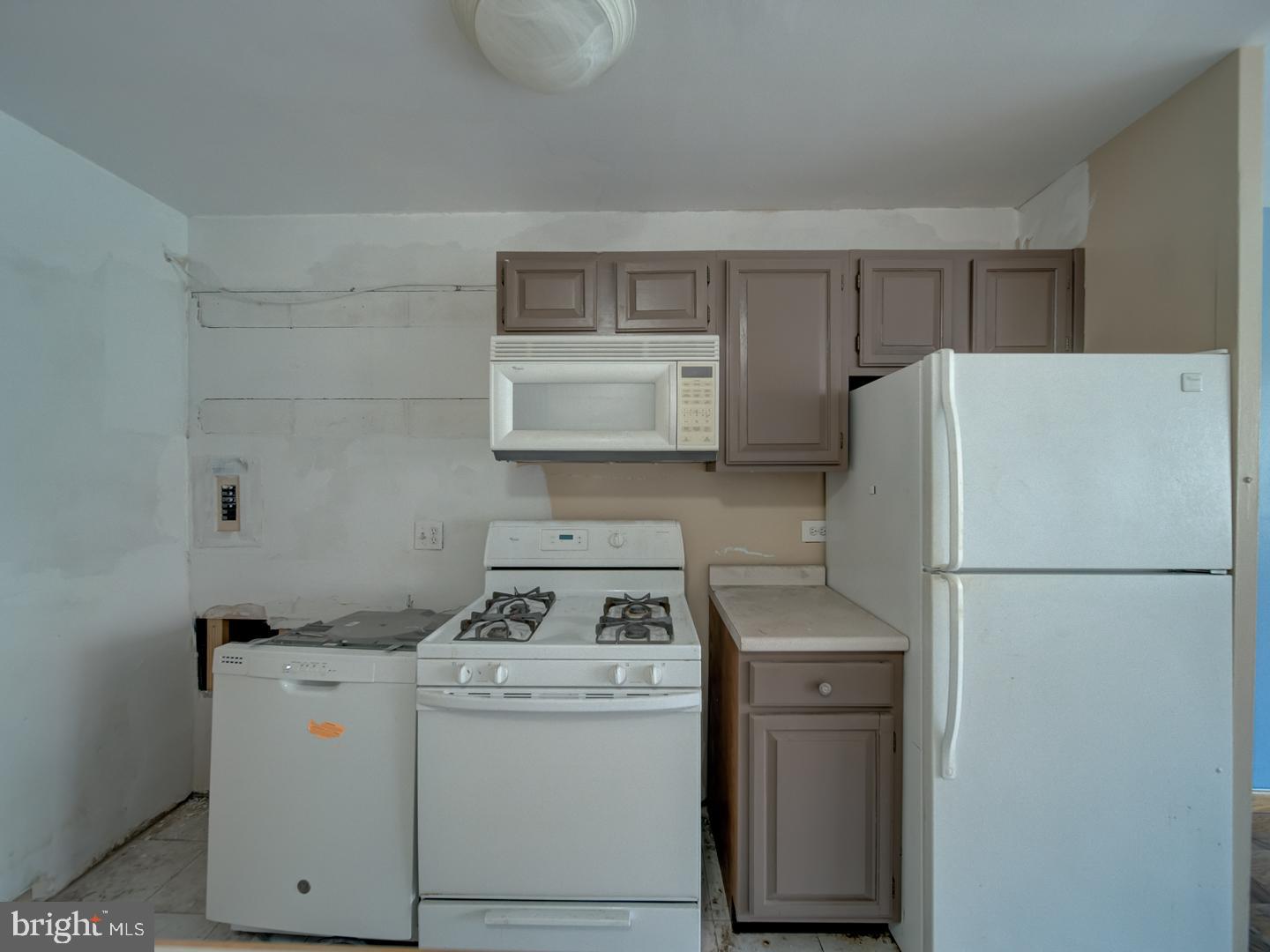 2829 Connecticut Avenue Northwest, Unit 606 Washington, DC 20008 - Photo 12 of 28 a utility room with dryer and washer
